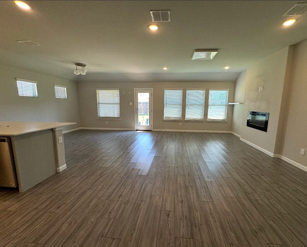 4 bed, 1800 sqft, $2,300 — Photo 1