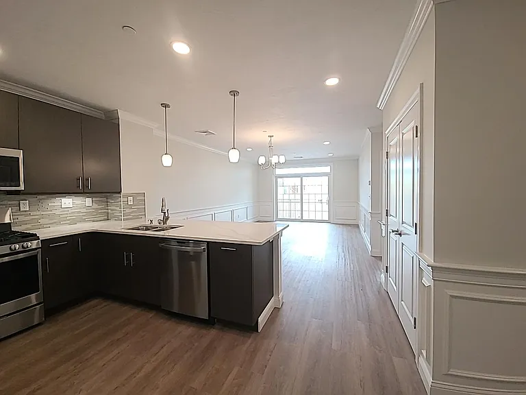 320 Middlesex Ave #B303 — Photo 2