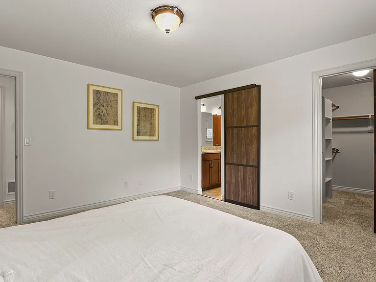 5440 Broadmoor Bluffs Dr — Photo 21