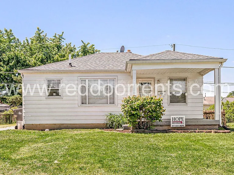1742 N Whittier Pl — Photo 2