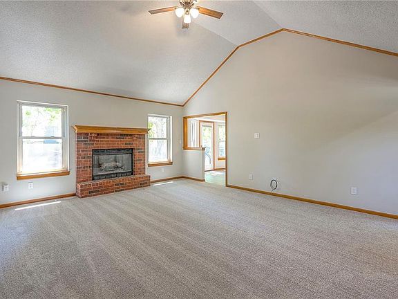 5th image of 412 NE Station Dr