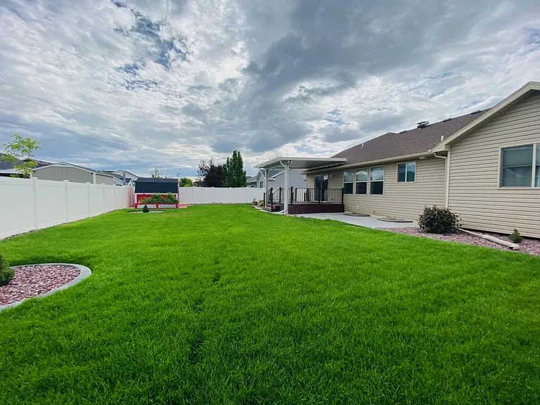 708 Emma Ct — Photo 29