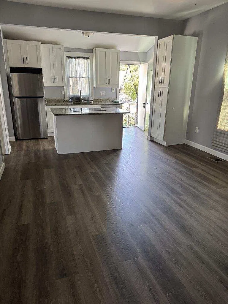 3 bed, 882 sqft, $2,400 — Photo 4