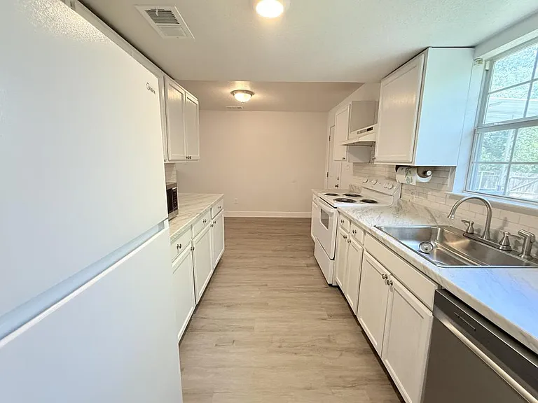 610 W Avenue B — Photo 15