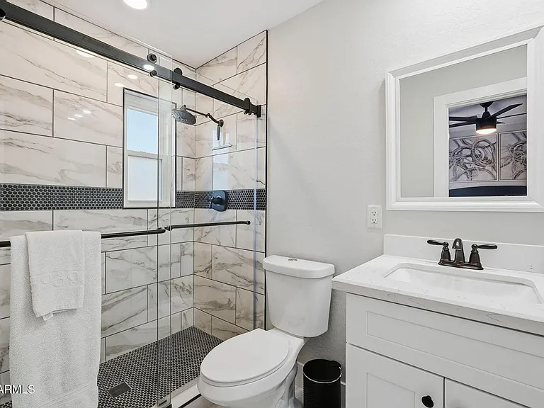 3041 E Elm St — Photo 36