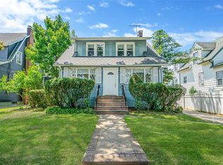 10 Leach St, Lynbrook, NY 11563