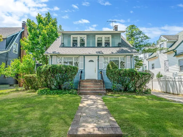 10 Leach Street, Lynbrook, NY 11563