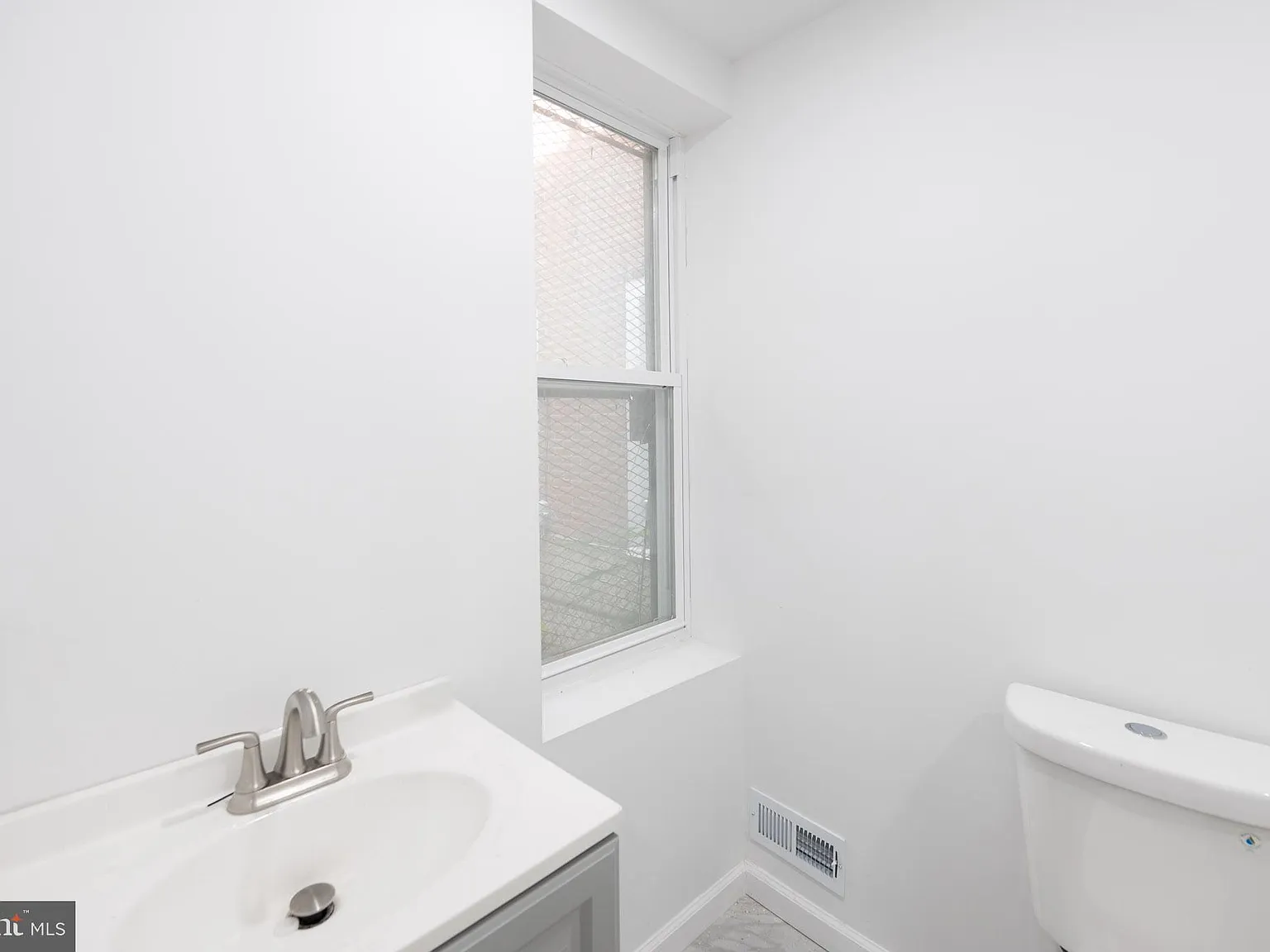 948 Belmont Ave — Photo 3