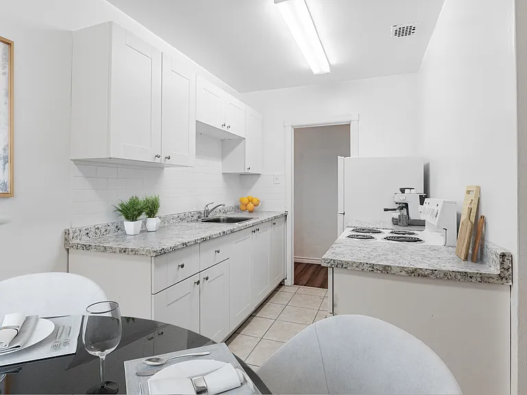 725 Eglinton Ave W — Photo 7