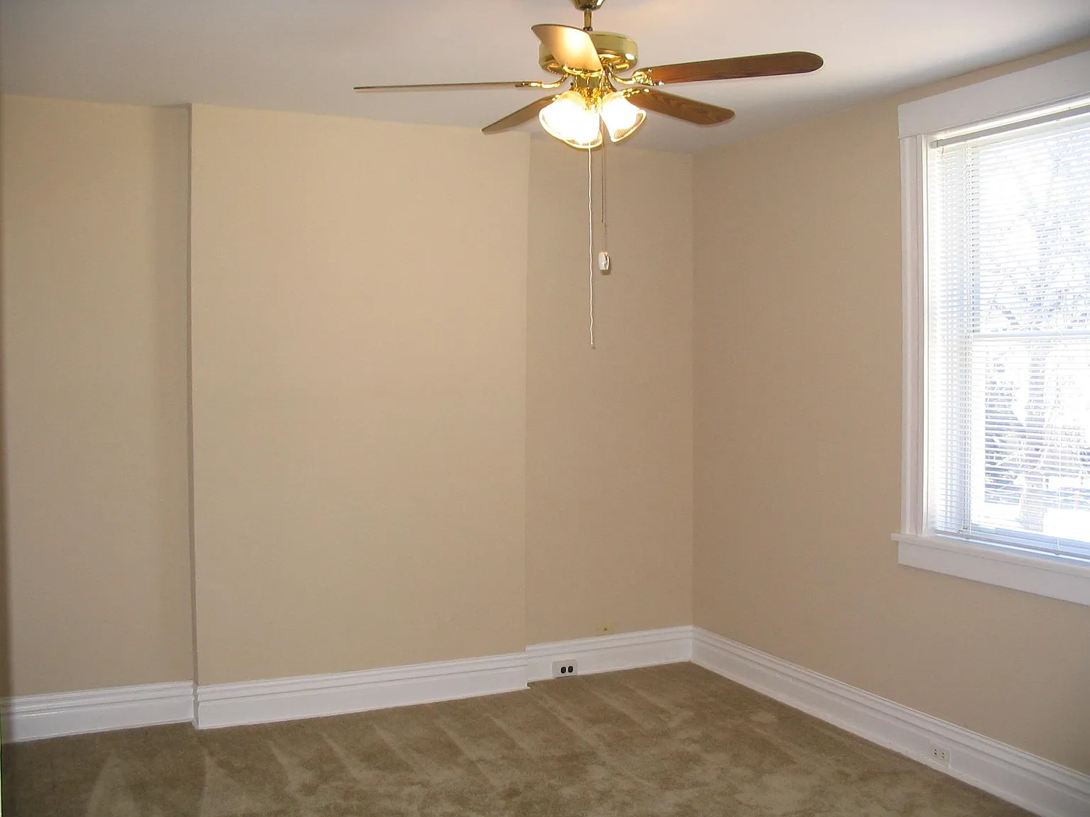 3 bed, 1000 sqft, $1,500 — Photo 2
