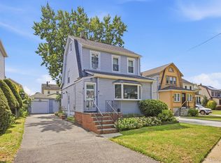 27 South Dr, Valley Stream, NY 11581