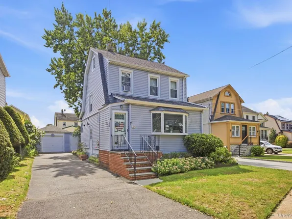 27 South Drive, Valley Stream, NY 11581