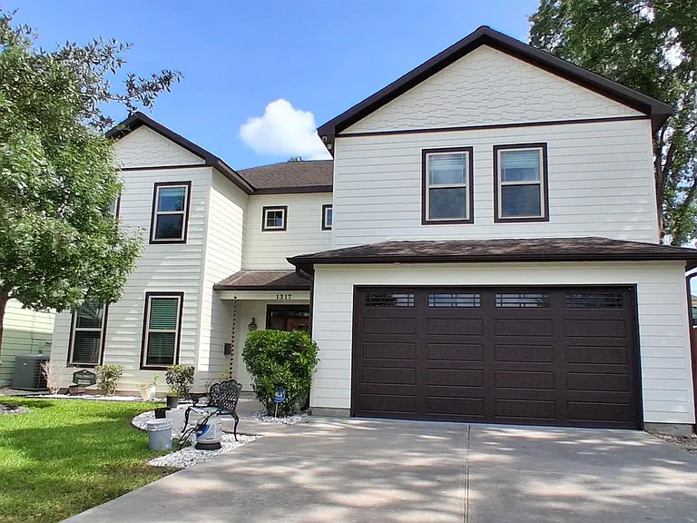 1317 Chantilly Ln — Photo 1