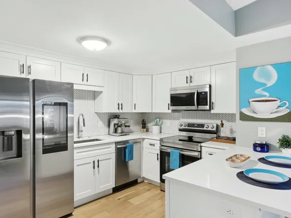 115 W 7th St #3, South Boston, MA 02127