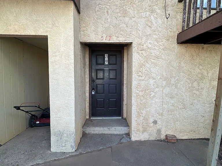 517 E 7th St — Photo 2