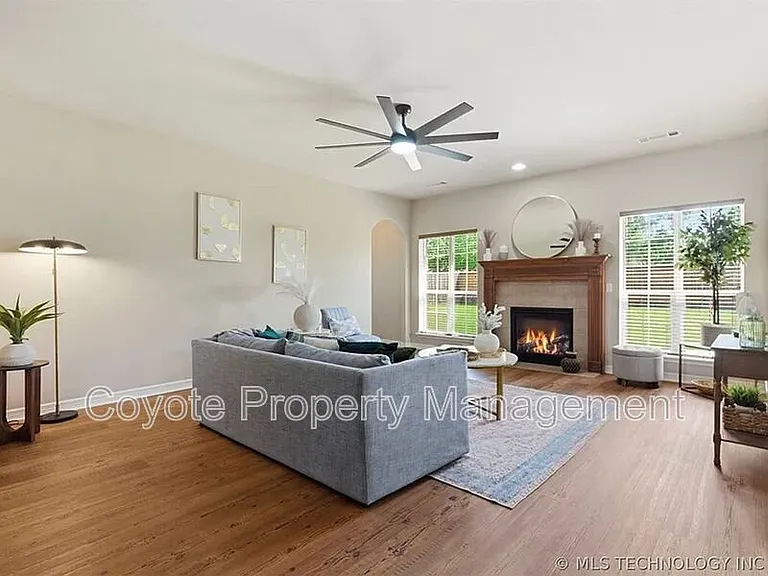 2809 N Fern Ave — Photo 5