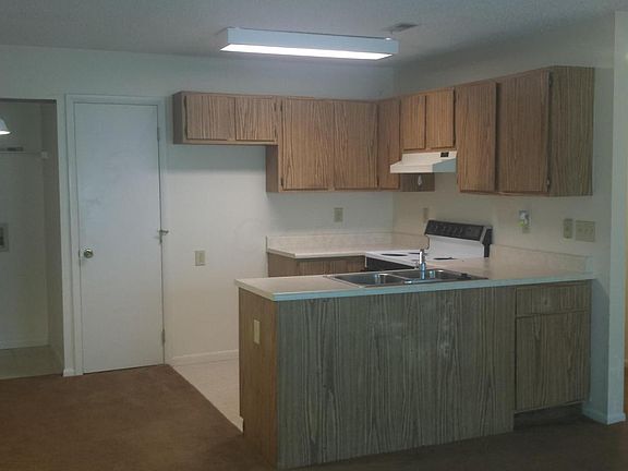3rd image of 121 Aqueduct Ave