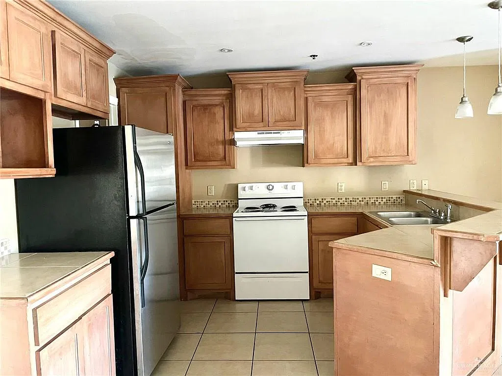 2 bed, 2.5 bath, 1200 sqft, $900 — Photo 2