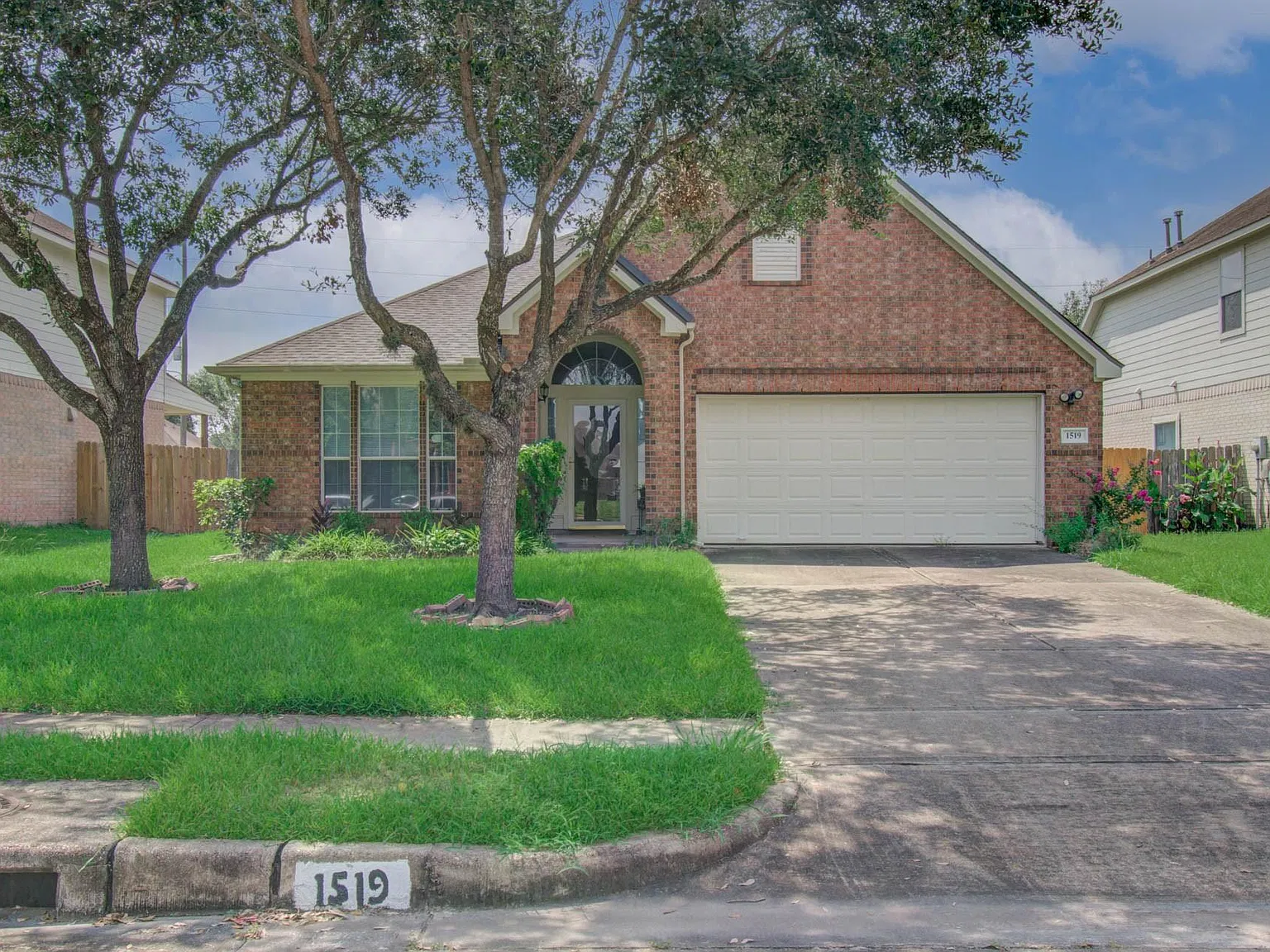 3 bed, 2.0 bath, 1990 sqft, $2,300 — Photo 3