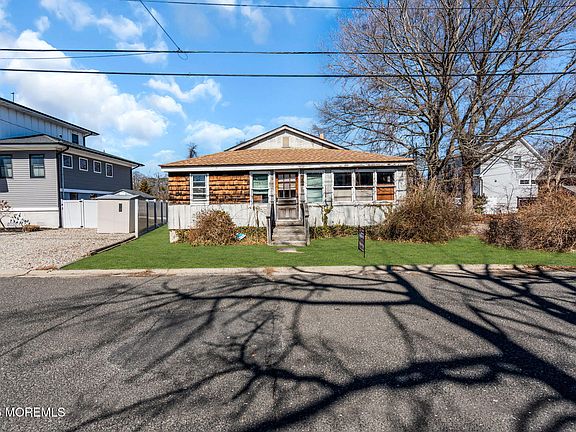 4th image of 723 Howe Street