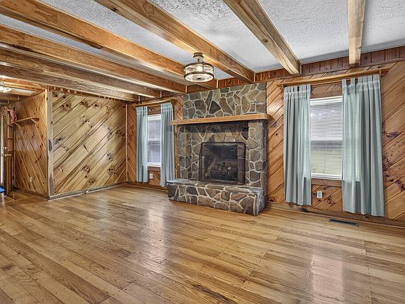 4th image of 901 Bear Creek Rd