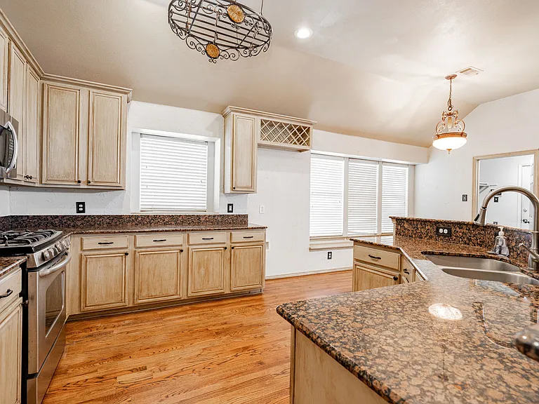 1875 Crestlake Dr — Photo 12