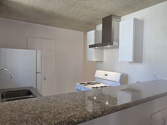 3rd image of 477 S El Molino Ave APT 7