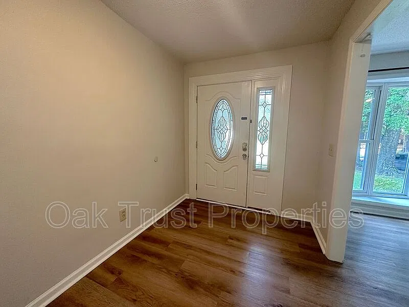 3 bed, 2.0 bath, 1426 sqft, $2,095 — Photo 3