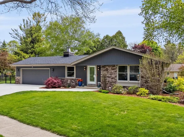 N93W5903 Essex COURT, Cedarburg, WI 53012
