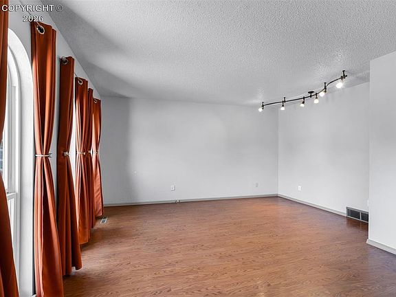 4th image of 1036 Oak Ave