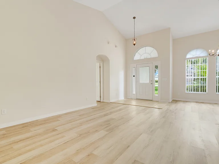 12900 Cloverdale Ln — Photo 6