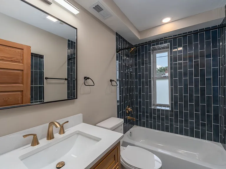 801 W 35th St — Photo 16