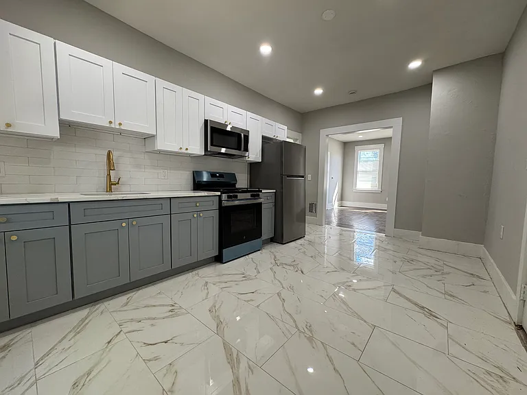 346 Goffe St #R2 — Photo 1