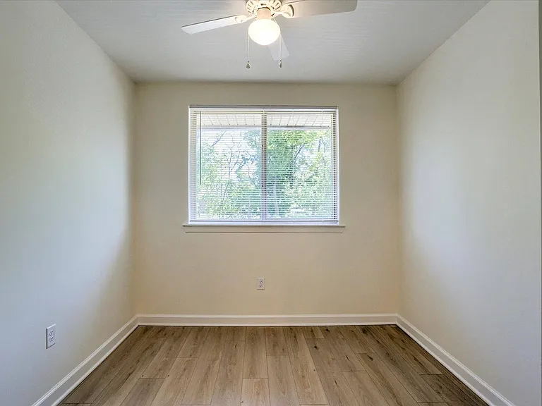 Twin Lakes Apartments — Photo 31