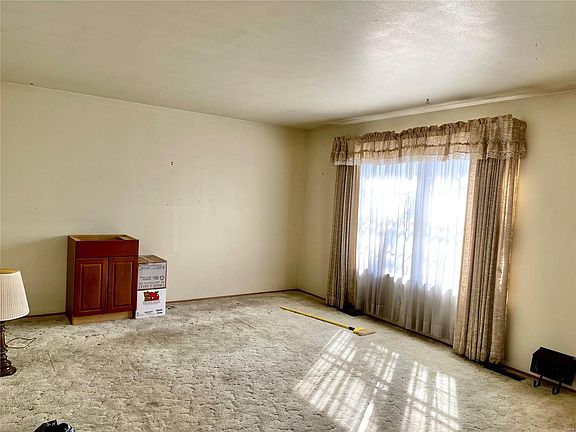 3rd image of 1670 Queens Dr