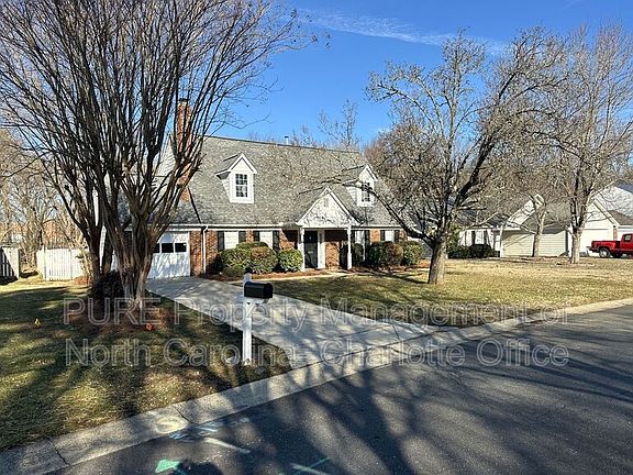 3rd image of 12115 Landing Green Dr