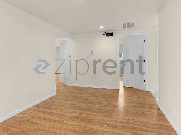 1413 12th St NE #B — Photo 8