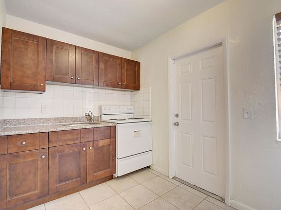 4th image of 708 SE 4th Ave