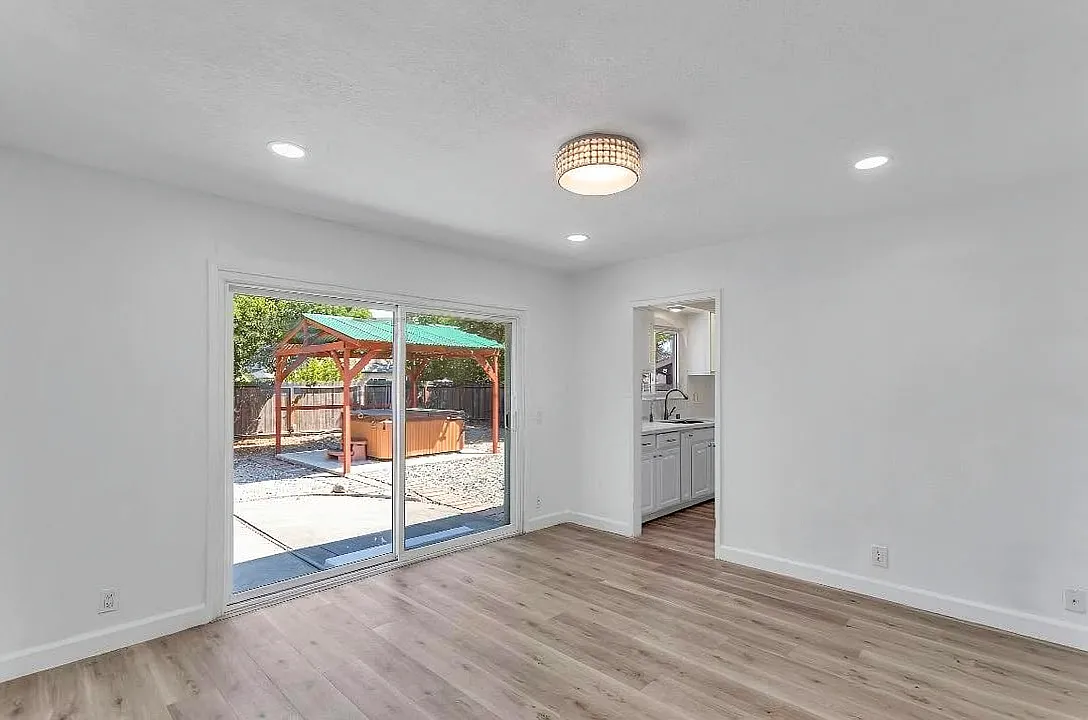 4 bed, 2099 sqft, $2,055 — Photo 4