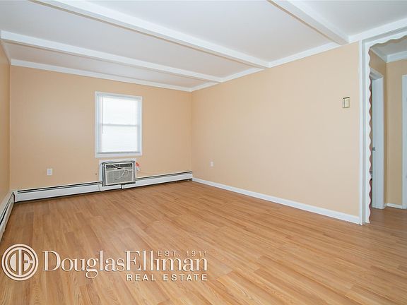 4th image of 429 Gardiners Ave