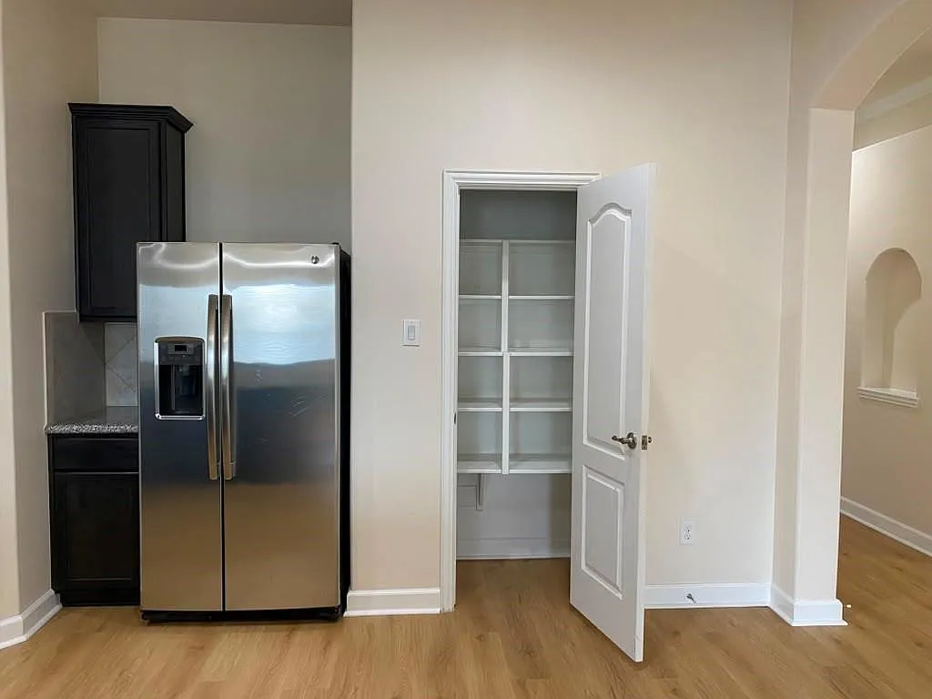 3 bed, 2.0 bath, 1912 sqft, $2,200 — Photo 4