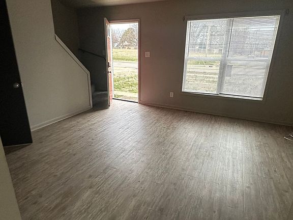 3rd image of 1905 W Nettleton Ave #A