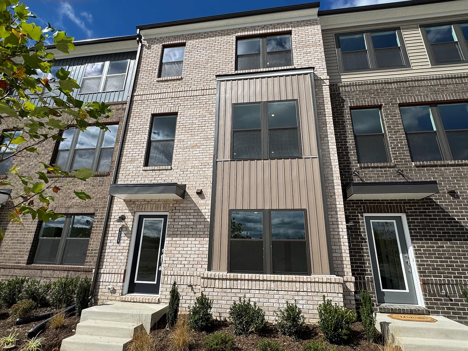 3 bed, 1943 sqft, $2,450 — Photo 1