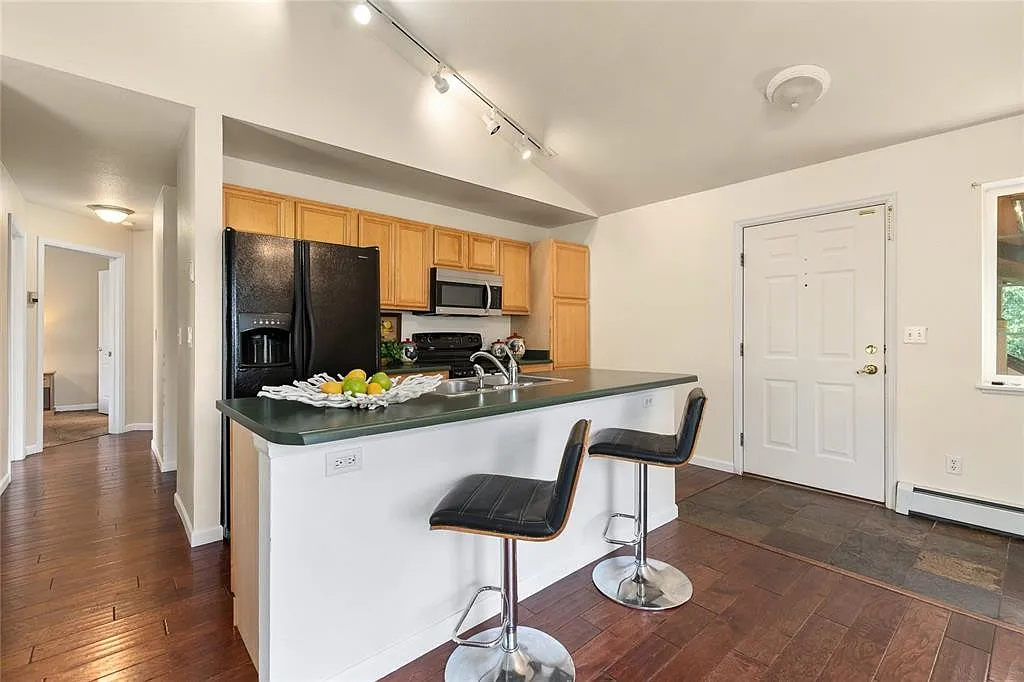 2 bed, 1032 sqft, $3,300 — Photo 3