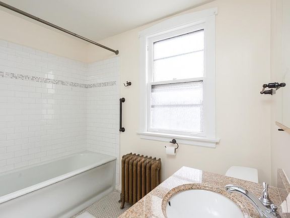 3rd image of 4411 N Hermitage Ave #1423