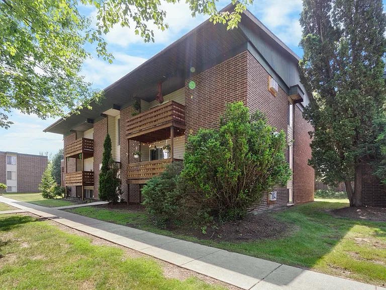 Clay Court Apartments — Photo 19