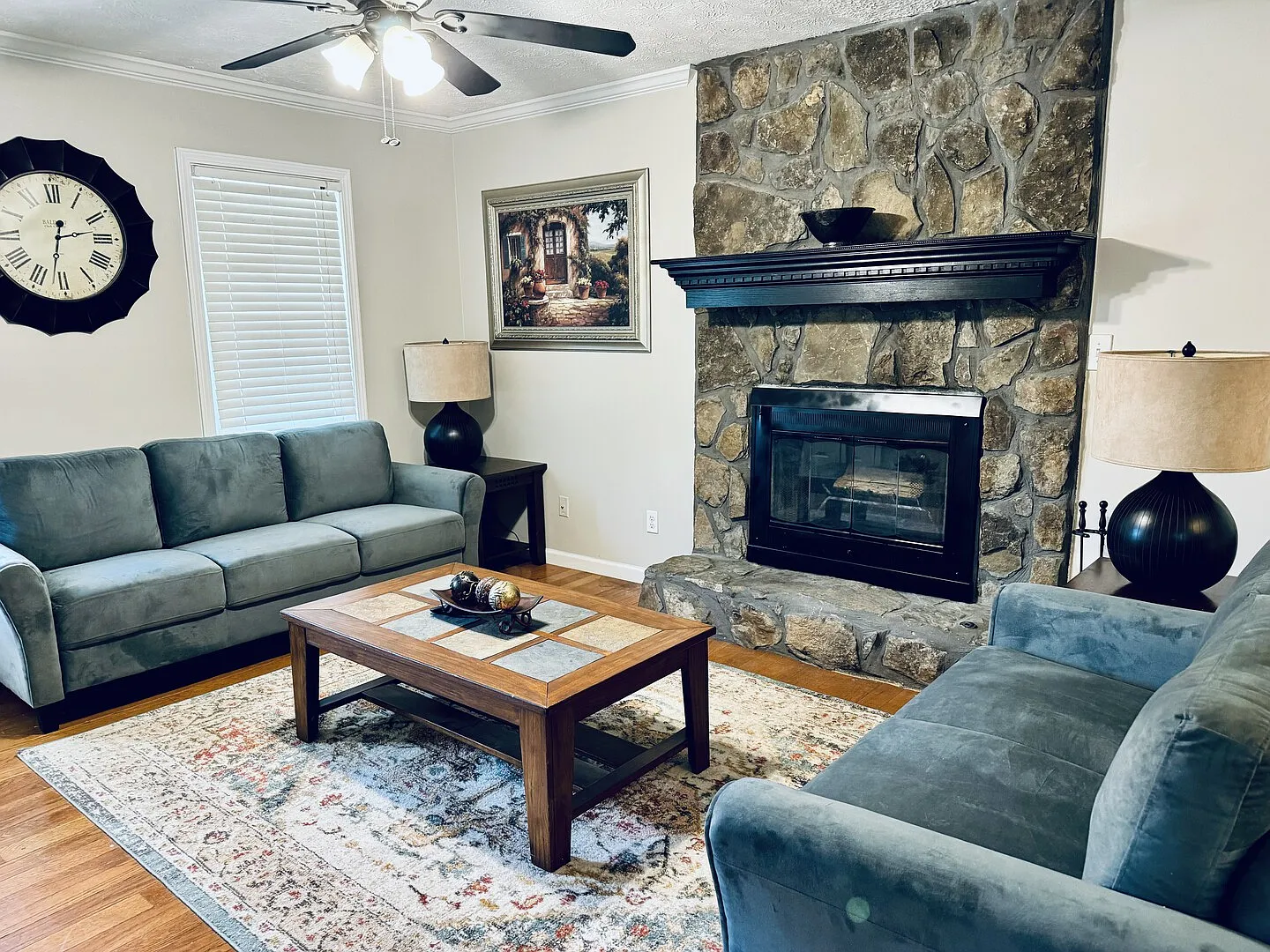 Hilltop Home — Photo 4