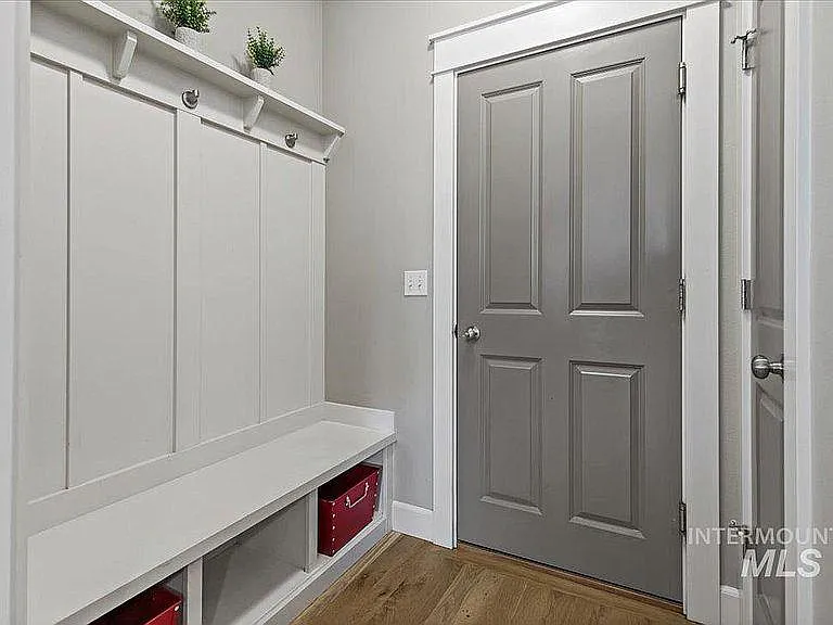 273 W Valentino St — Photo 14