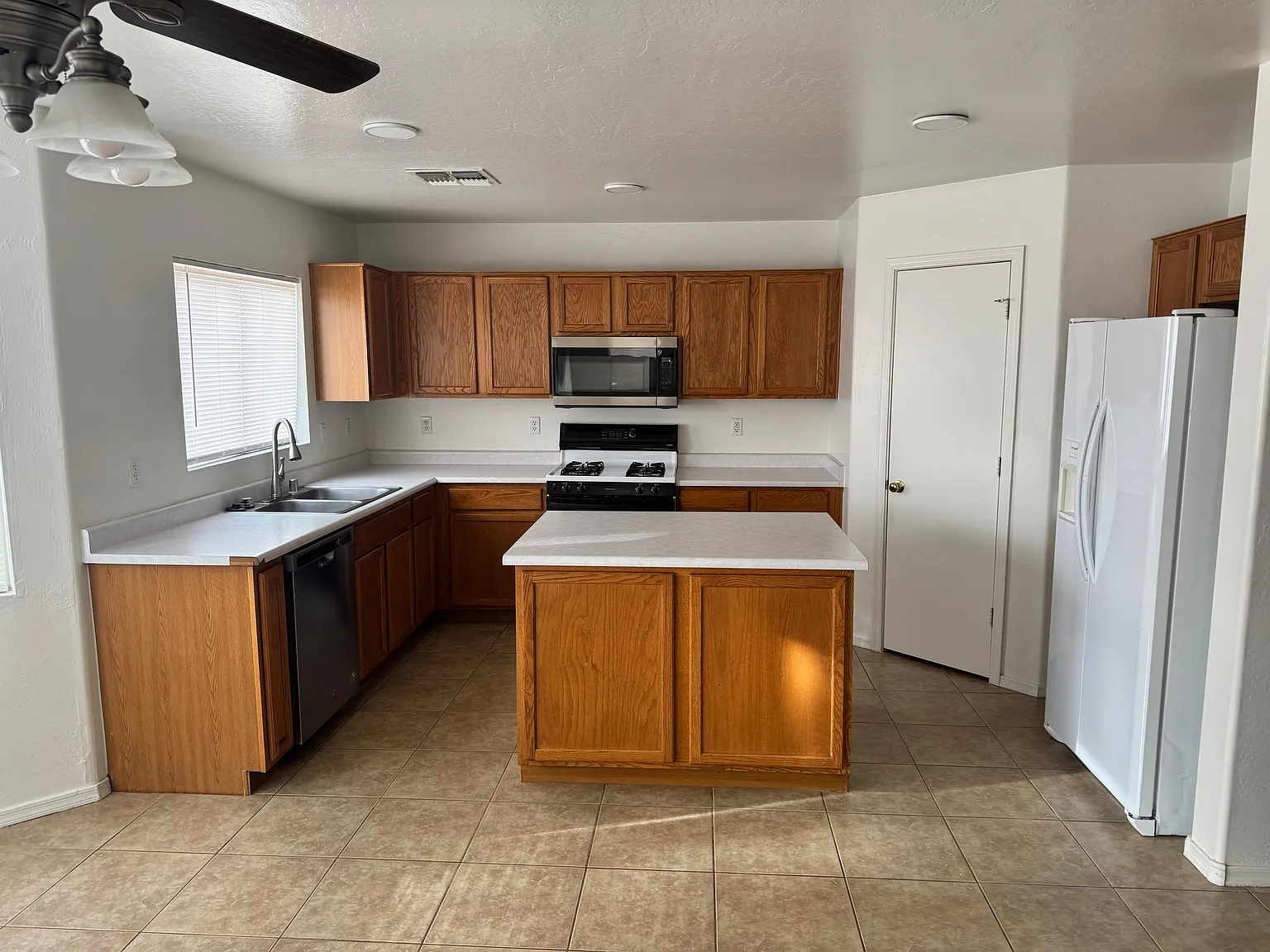 3 bed, 2.5 bath, 1794 sqft, $1,750 — Photo 2