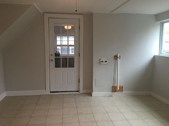 2nd image of 464 Glen St